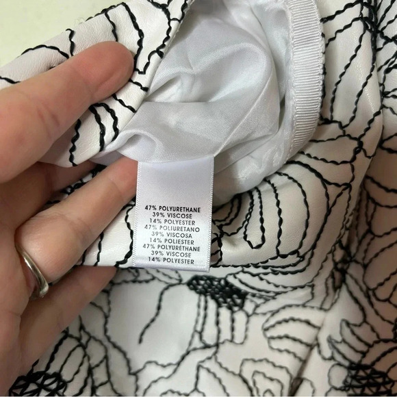 Worth New York White Faux Leather Skirt with  Black Floral Embroidery Size 8 - Picture 7 of 8